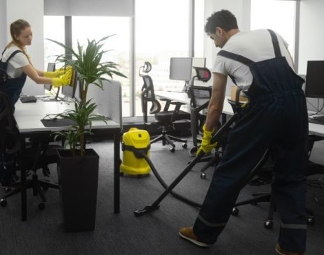 full-shot-people-cleaning-office